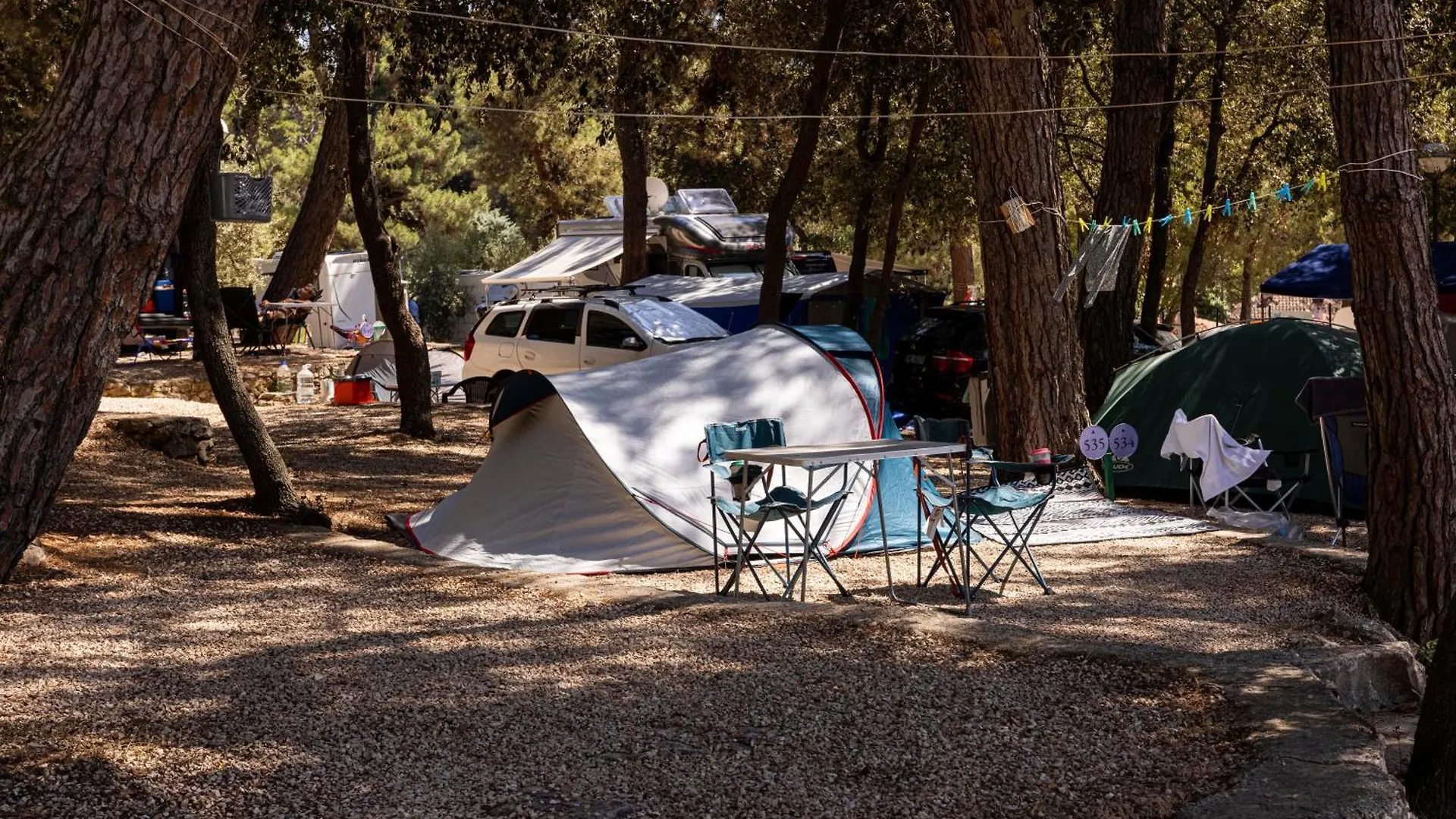 Porton Nature Hideouts Pitches Ρόβινι