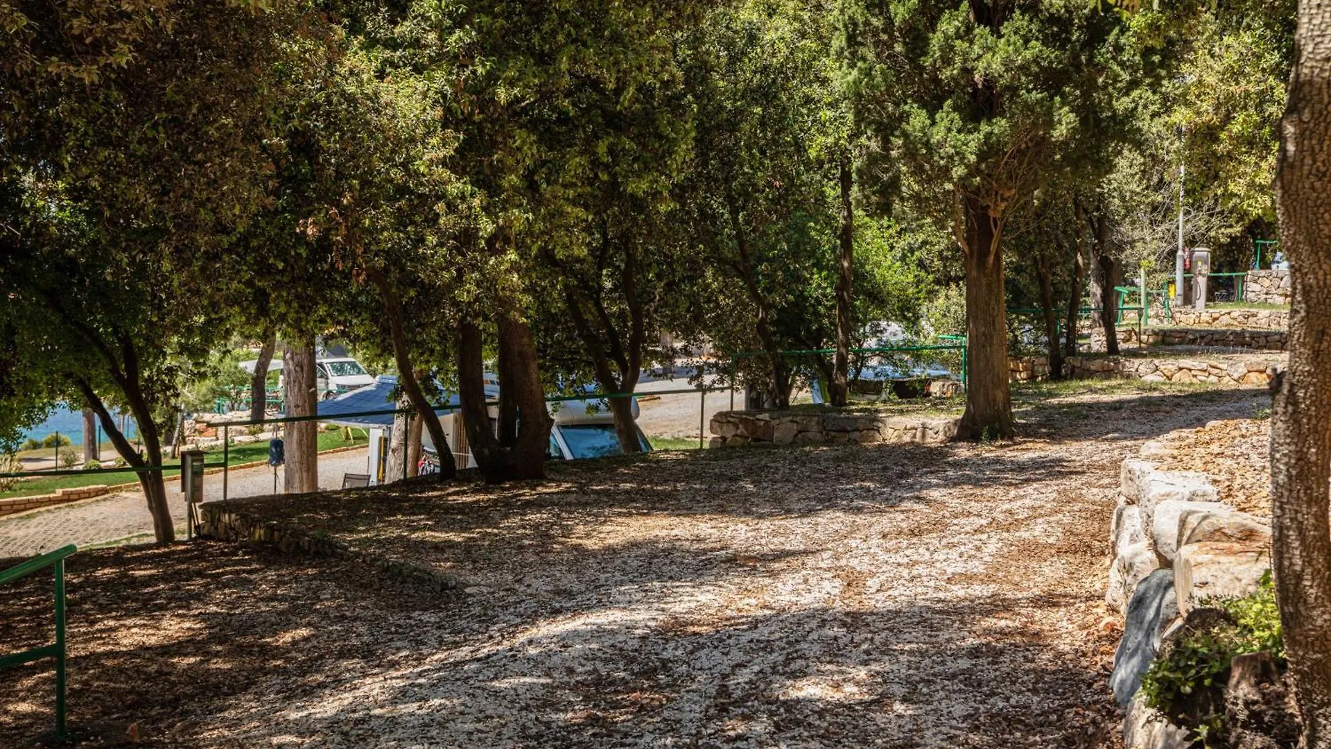 Porton Nature Hideouts Pitches Ρόβινι Κάμπινγκ